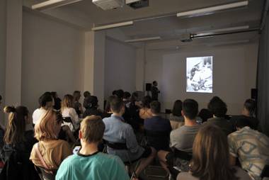 Jakub Chavalka při přednášce Vraždím, tedy jsem aneb příběh jednoho nevyřešeného mordu moderní kultury ©CSU Praha