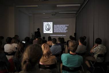 Jakub Marek při přednášce Vraždím, tedy jsem aneb příběh jednoho nevyřešeného mordu moderní kultury ©CSU Praha